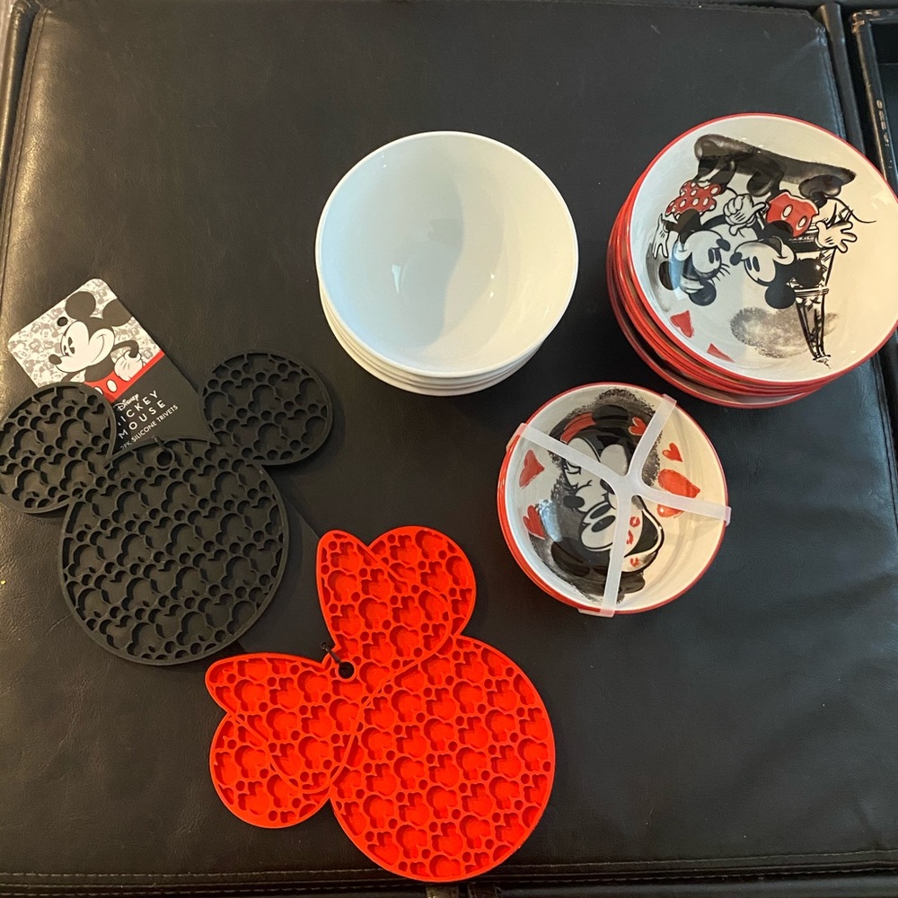 Mickey Mouse and Minnie Mouse kitchen items - Picture 2 of 16